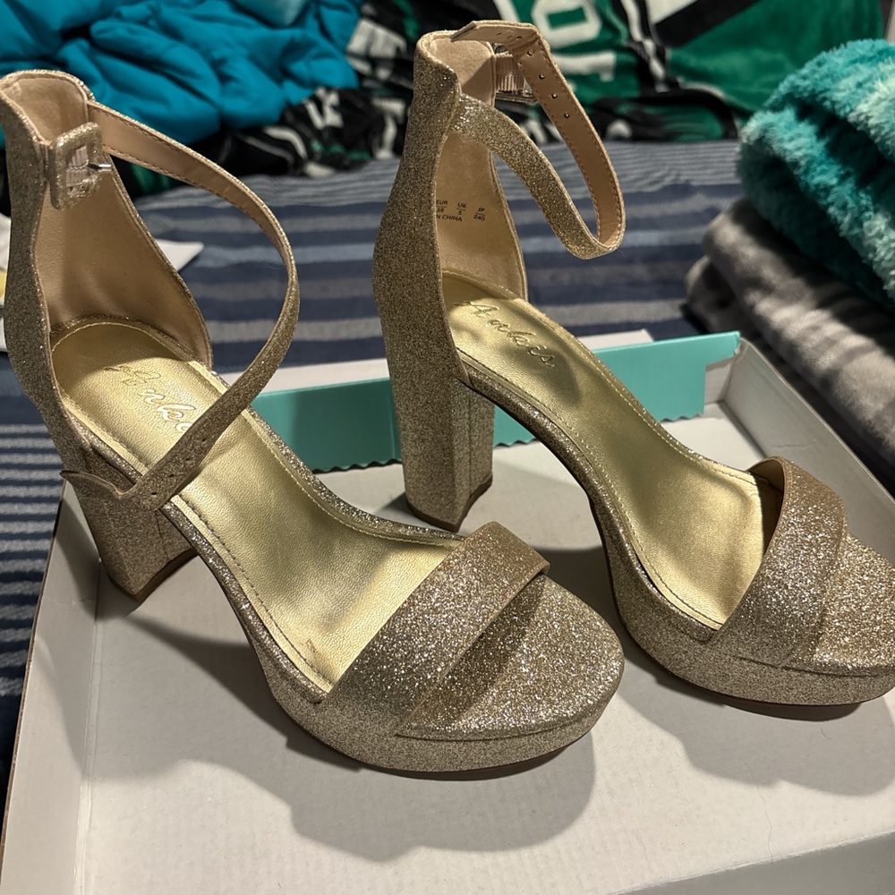 Size 7 glitter platform heels. Great for an event or night out